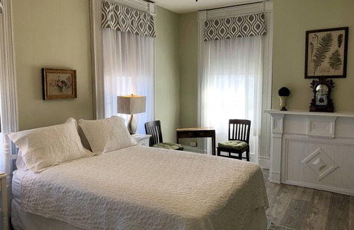 Lansing Bed & Breakfast | Rogues' Harbor Inn
