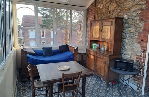 Roisel Bed & Breakfast | Roisel: One-Bedroom Apartment with Living Room and Kitchen in Villa Amenaide