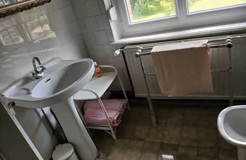 Roisel Bed & Breakfast | Roisel: One-Bedroom Apartment with Living Room and Kitchen in Villa Amenaide