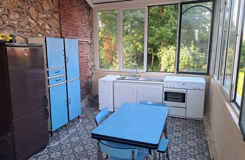 Roisel Bed & Breakfast | Roisel: One-Bedroom Apartment with Living Room and Kitchen in Villa Amenaide