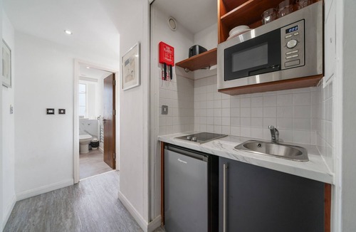 Courtfield Apartment | Roland House - Deluxe Studio C