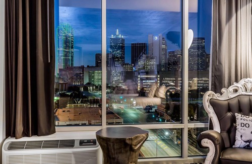 Cedars House | Roll-in Shower, ADA Features in Unique Art Centric Boutique Hotel