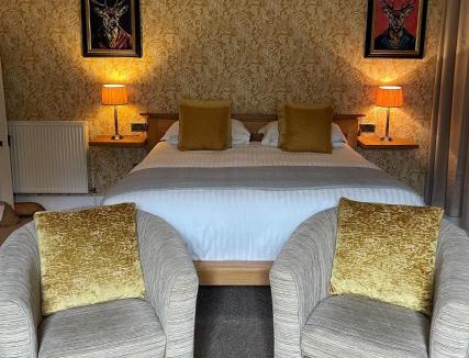 Shrewton House | Rollestone Manor B&B and Restaurant
