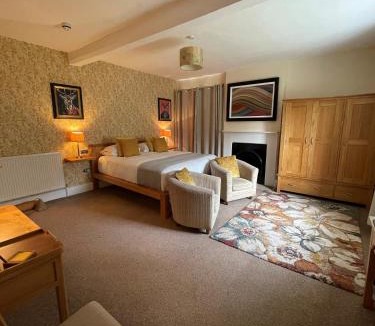 Shrewton House | Rollestone Manor B&B and Restaurant
