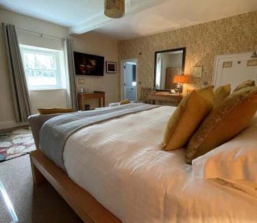 Shrewton House | Rollestone Manor B&B and Restaurant
