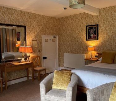 Shrewton House | Rollestone Manor B&B and Restaurant
