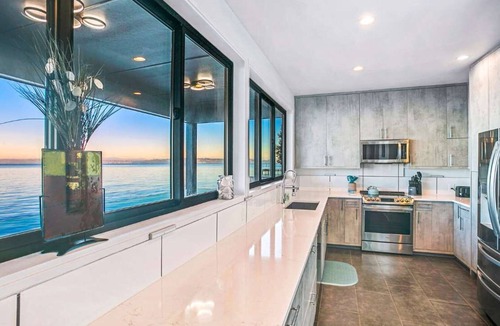 Rollingbay House | Rolling Bay Villa: Waterfront Haven in Bainbridge