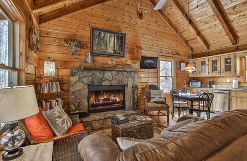 Walnut Mountain Cabin | Rolling Ridge | Ellijay, GA
