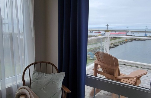 Pubnico Cottage | Rolling Waves Ocean View Retreat. Escape to peace and tranquility.