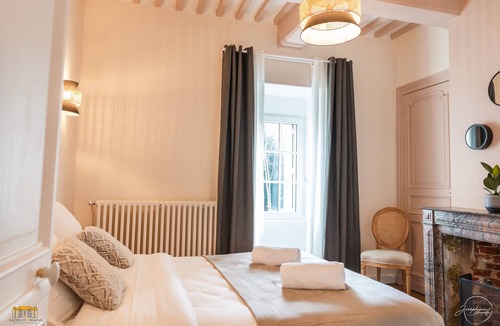 Hermival-les-Vaux Bed & Breakfast | Rollon's suite at Château d'Hermival