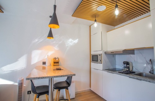 Saint-Germain-les-Corbeil Apartment | Romantic Loft with Jacuzzi & Terrace