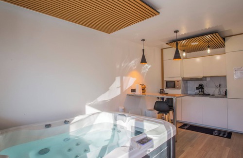 Saint-Germain-les-Corbeil Apartment | Romantic Loft with Jacuzzi & Terrace