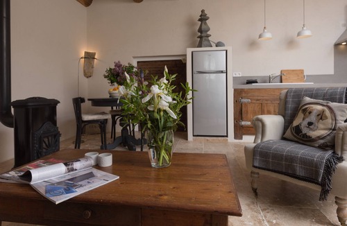 Labaume Cottage | Romantic gite located in a quiet hamlet near Uzès.