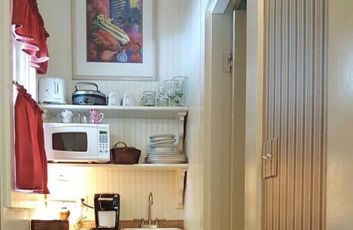 East of Broadway Cabin | Romance, Charm & Privacy for the Perfect Getaway Cottage