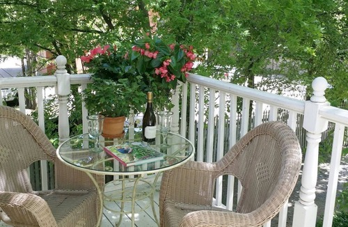 East of Broadway Cabin | Romance, Charm & Privacy for the Perfect Getaway Cottage
