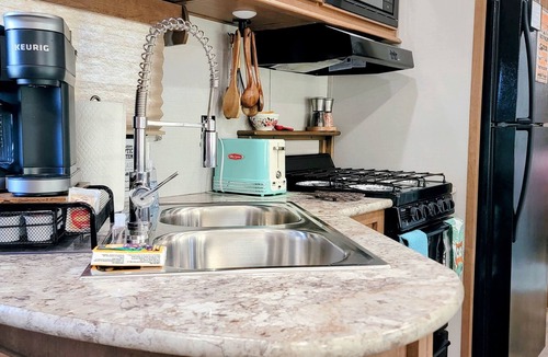 Smithville House | Romance Glamping | Pup Paradise | Near River | ADA