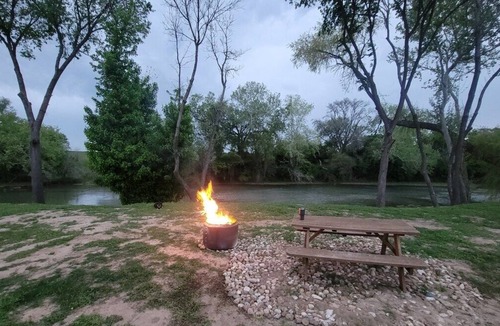 Smithville House | Romance Glamping | Pup Paradise | Near River | ADA