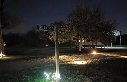 Smithville House | Romance Glamping | Pup Paradise | Near River | ADA