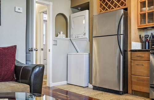 St. Petersburg Condo | Romance in the City - 1 Bdrm Studio in Downtown!