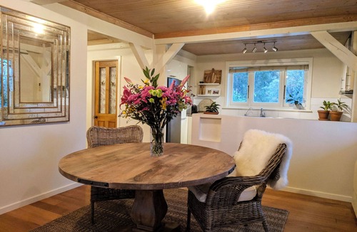 Elevated Plains Cottage | Romance with style and a view