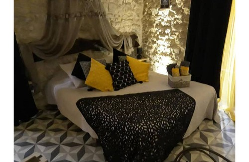 Saint-Andre-de-Cruzieres Bed & Breakfast | romantic room with balneotherapy in a vaulted stone cellar