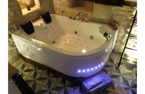 Saint-Andre-de-Cruzieres Bed & Breakfast | romantic room with balneotherapy in a vaulted stone cellar
