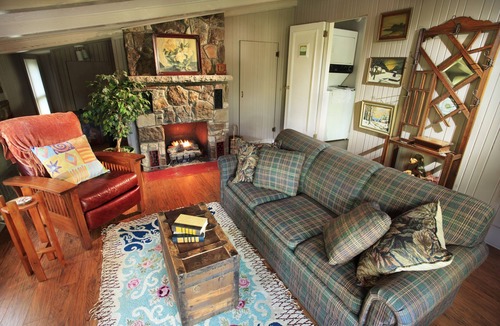 Eureka Springs Historic District Cottage | Romantic, 1 bedroom cottage walking distance to downtown, pet friendly, private.
