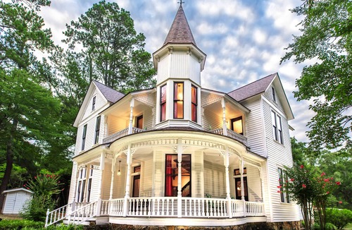Waller House | Romantic 1901 Victorian Home on seven wooded acres