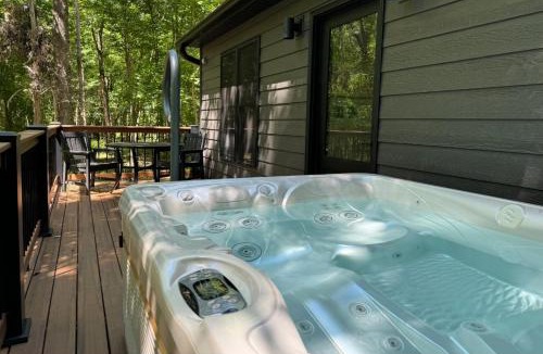 Carbondale House | Romantic 1BR Cabin w Hot Tub Near Carbondale