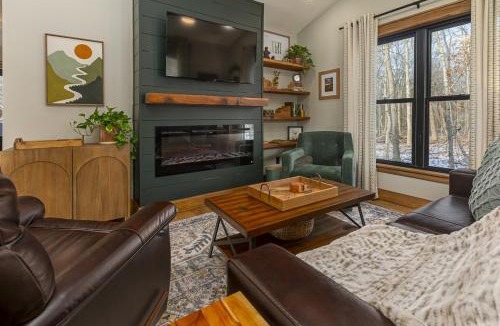 Carbondale House | Romantic 1BR Cabin w Hot Tub Near Carbondale