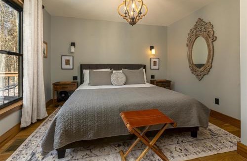 Carbondale House | Romantic 1BR Cabin w Hot Tub Near Carbondale