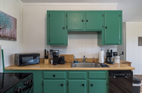 Broadway Cabin | Romantic 2-bedroom cabin, Hot tub, views, Firepit, Arcade, Grill