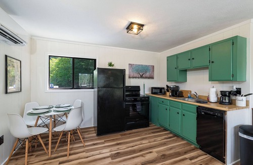 Broadway Cabin | Romantic 2-bedroom cabin, Hot tub, views, Firepit, Arcade, Grill