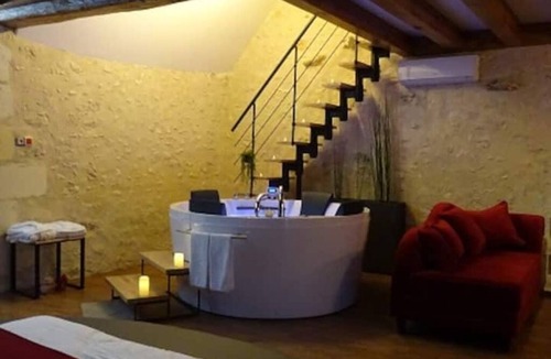 Manthelan House | Romantic 3* gîte for lovers, private spa