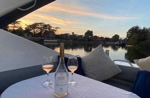 Wraysbury Apartment | Romantic 3Beds Yacht Escape on Thames