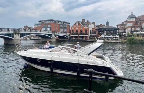 Wraysbury Apartment | Romantic 3Beds Yacht Escape on Thames