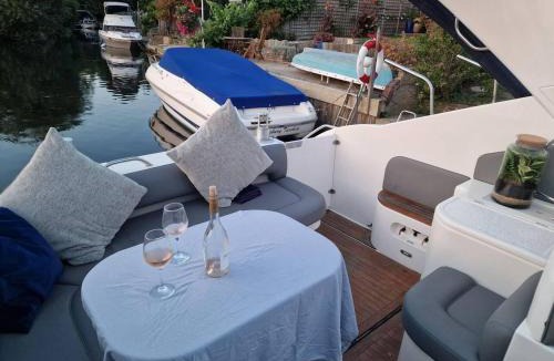 Wraysbury Apartment | Romantic 3Beds Yacht Escape on Thames
