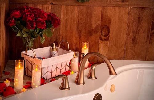 Warsaw House | Romantic A-frame HeartJacuzzi Firepit Kayaks