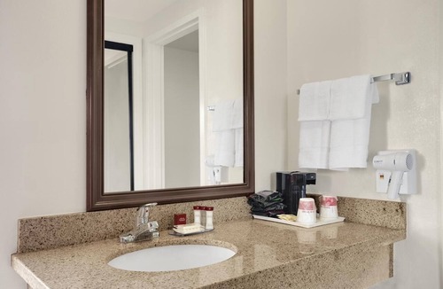 Torrance Hotel | Romantic and Cozy King Unit, Restaurant, Pool