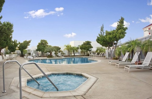 Torrance Hotel | Romantic and Cozy King Unit, Restaurant, Pool