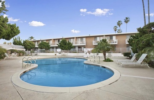 Torrance Hotel | Romantic and Cozy King Unit, Restaurant, Pool