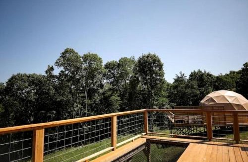 Eureka Springs House | Romantic and Luxurious Glamping Dome in Eureka Springs, Equipped with an Indoor Hot Tub Perfect for a Weekend of Relaxation