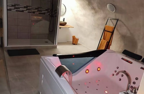 Dallet Apartment | Romantic apartment with spa area