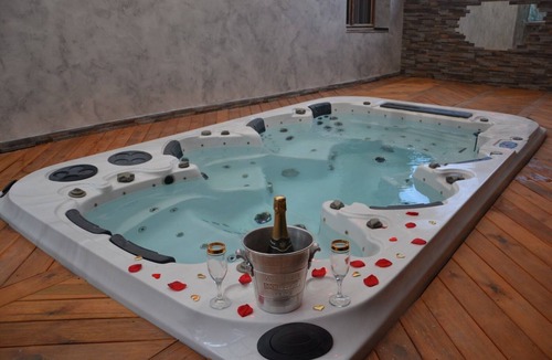 Espondeilhan Apartment | Romantic apartment with large spa