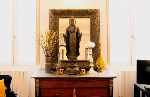 Quartier de la Porte-Saint-Denis Apartment | Romantic Apartment near Le Marais