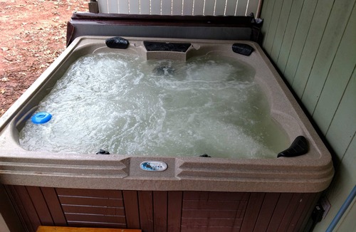 Guthrie Cottage | Romantic bed breakfast cottage with private hot tub, kitchen, jacuzzi,fireplace