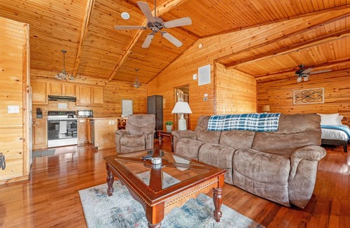 Branson Cabin | Romantic Branson Retreat for Two with Hot Tub