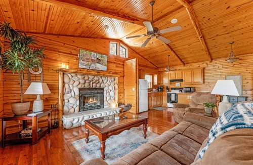 Branson Cabin | Romantic Branson Retreat for Two with Hot Tub