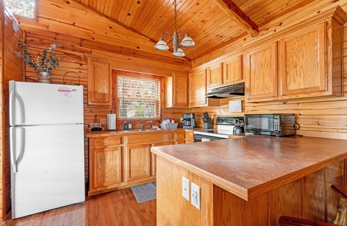 Branson Cabin | Romantic Branson Retreat for Two with Hot Tub