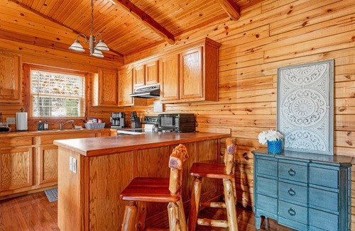 Branson Cabin | Romantic Branson Retreat for Two with Hot Tub